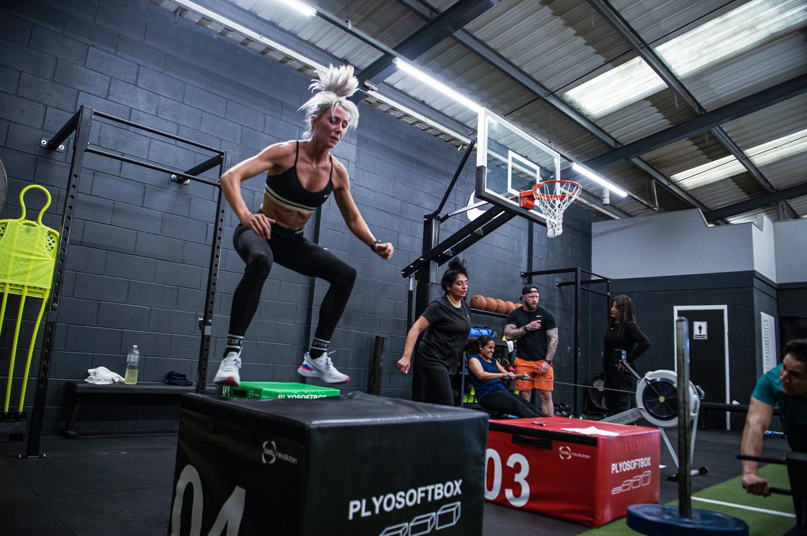 Instalación de Mega Slam Hoops en el gimnasio Velocity